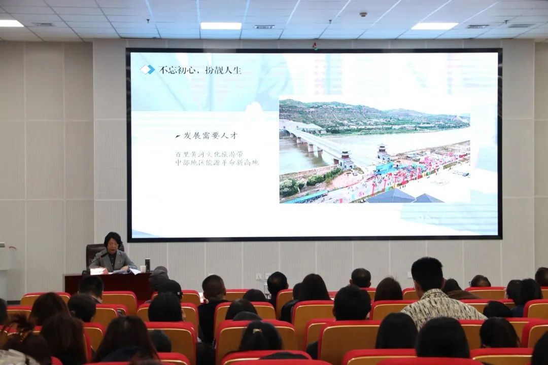 市委常委、宣傳部長高奇英為我校師生講思政課