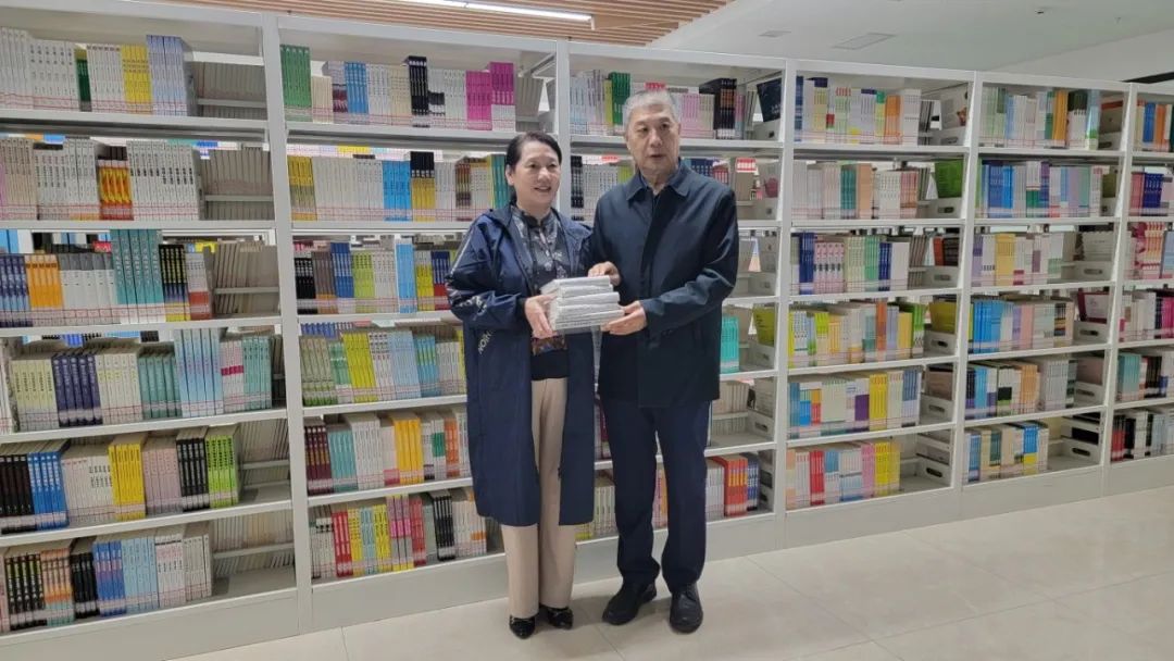 杰出校友劉本旺老師為學校圖書館捐贈圖書